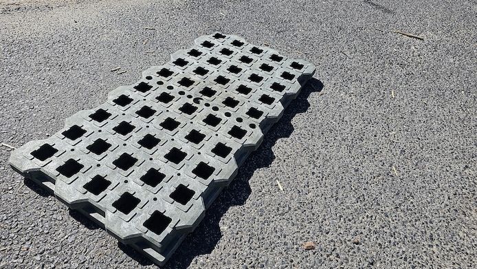Schwerlast-Rasengitter und LKW-Bodenplatten aus Kunststoff – Verdure Core Bodenschutzsysteme