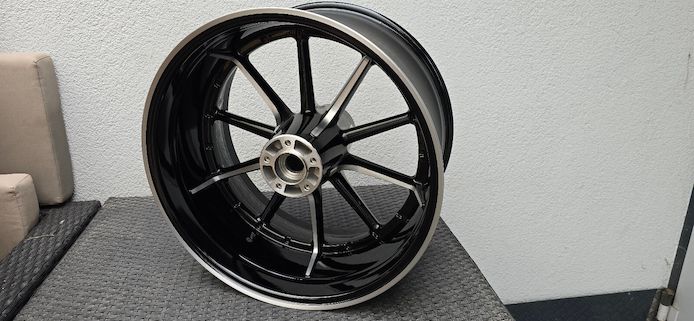 Harley Davidson Breakout 9,5x18 Felge Breitreifenkit
