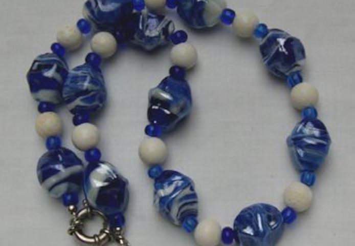 Halskette mit blau-weissen Perlmutt und weissen Lava
