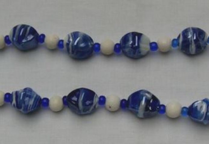 Halskette mit blau-weissen Perlmutt und weissen Lava