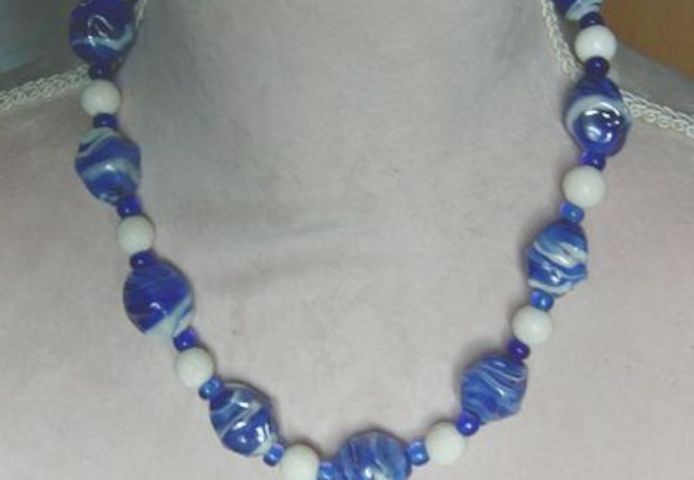 Halskette mit blau-weissen Perlmutt und weissen Lava