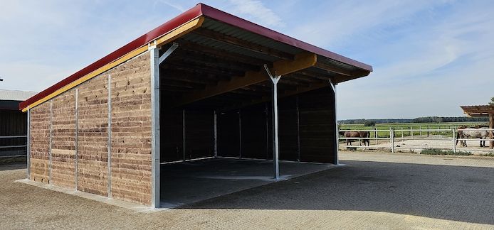 Pferdeunterstände & Weidehütten - stabiler Wetterschutz | Offenstall kaufen