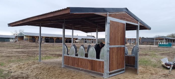 Heuraufe & Futterraufe für Pferde | Fressgitter für Offenstall & Paddock