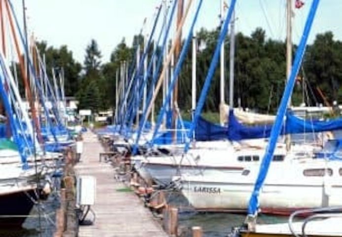 Stegliegeplatz ( 3 m Box ) auf dem Steinhuder Meer in Mardorf - Bootsverleih Kielhorn / Steg  N 21