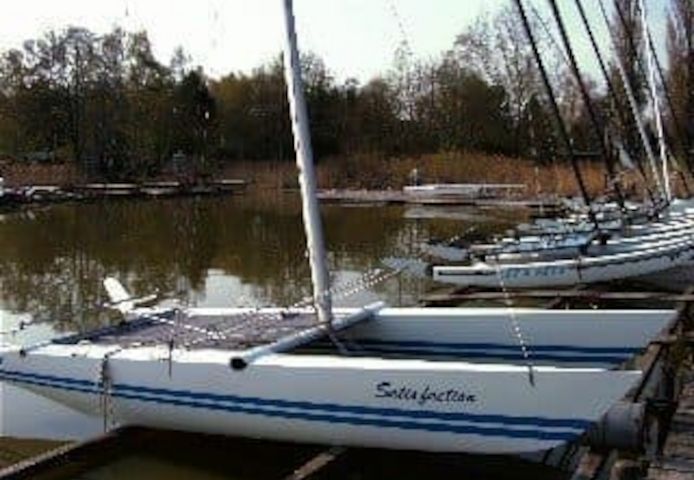 Stegliegeplatz ( 3 m Box ) auf dem Steinhuder Meer in Mardorf - Bootsverleih Kielhorn / Steg  N 21