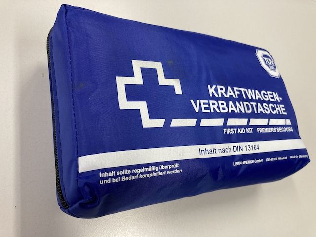 Kraftwagen-Verbandtasche, KFZ-Verbandtasche, first-aid kit, premiers secours. Ungeöffnet.