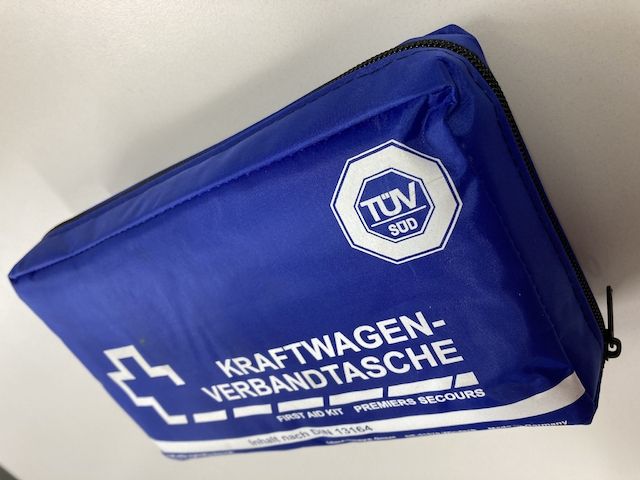 Kraftwagen-Verbandtasche, KFZ-Verbandtasche, first-aid kit, premiers secours. Ungeöffnet.