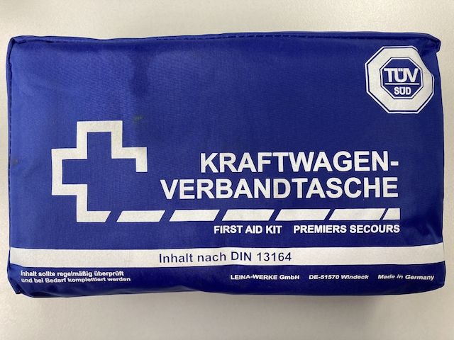 Kraftwagen-Verbandtasche, KFZ-Verbandtasche, first-aid kit, premiers secours. Ungeöffnet.