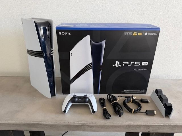 Microsoft Xbox Series X 2TB, Sony PlayStation PS5 Pro 2TB , Sony PlayStation PS5 Slim Spielkonsolen