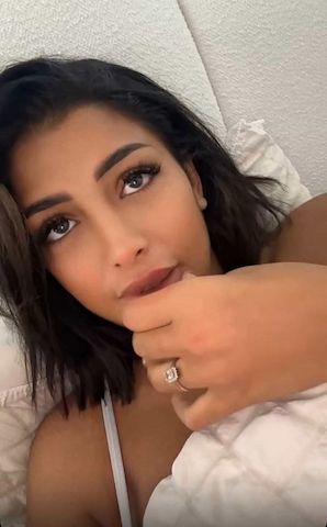 Cardi steht für Meetings zur Verfügung.