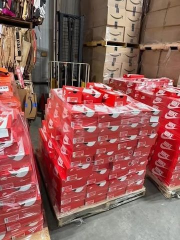 📦 Hochwertige Sneaker-Paletten aus Lagerauflösungen – Top-Preise & Lieferung möglich!