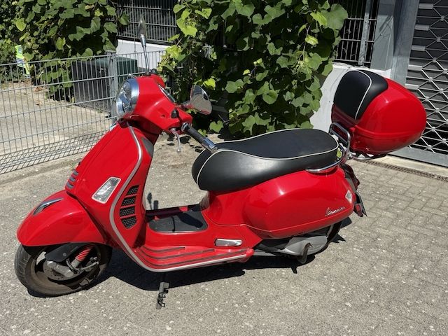 Vespa GTS 300 Baujahr 2021 mit Nagelneuem Topcase