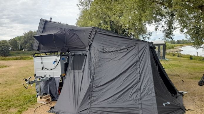 Anhänger mit Dachzelt und vorzelt und mit ganz viel zubehör