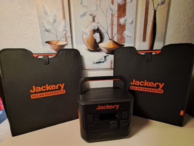 Jackery Solargenerator 2000 Pro incl. 2 Solar Panels Saga 200
